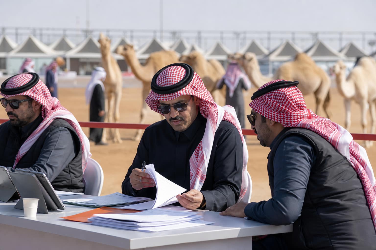 معالجة طلبات الخدمة والمستندات الرسمية