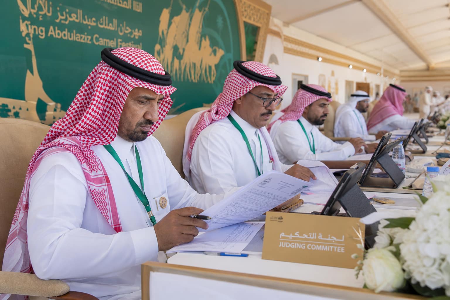 لجنة تحكيم تراجع نتائج المسابقة